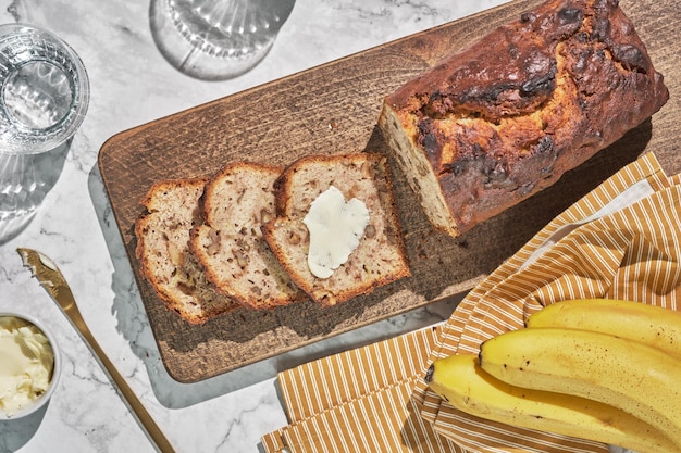 Foto pão caseiro de nozes e banana cortado em fatias