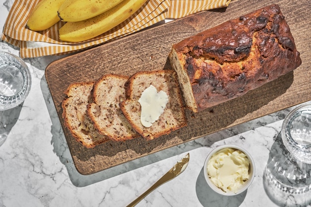 Pão caseiro de nozes e banana cortado em fatias