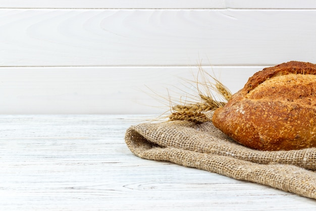 Pão caseiro de pão de trigo cozido em madeira