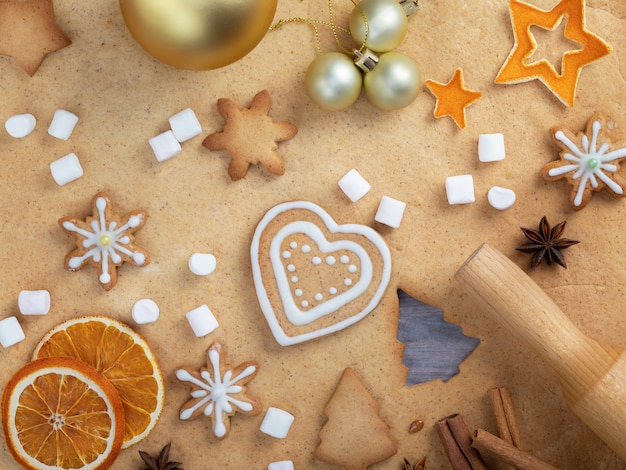 Pão caseiro delicioso de Natal e ingredientes de panificação.