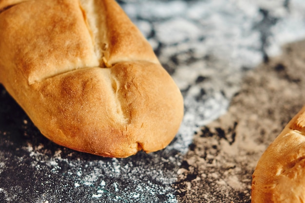 Pão caseiro em uma mesa com farinha