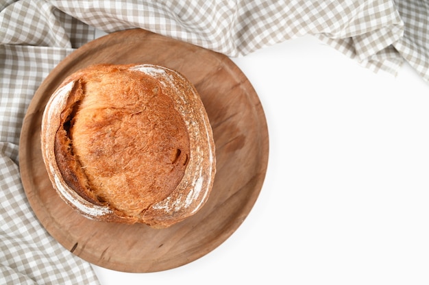 Pão caseiro em uma prancha de madeira. foto de alta qualidade