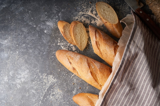 Pão caseiro fresco, baguetes francesas, pão cinzento sem glúten Copie o espaço