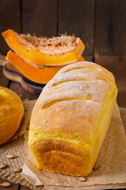 Pão caseiro fresco de abóbora e fatias de abóbora e azeitonas