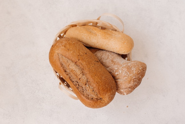 Pão caseiro fresco e pão fatiado com leite na mesa de madeira branca rústica