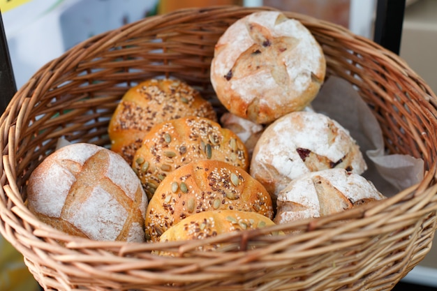Pão caseiro fresco, pães de hambúrguer na cesta