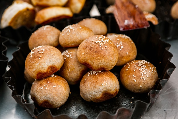 Pão caseiro fresco retirado do forno a lenha