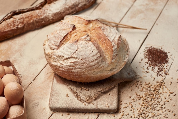 Pão caseiro fresco sobre fundo de madeira Pão francês crocante Pão com fermento Pão sem fermento