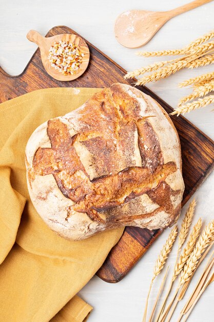 Pão caseiro orgânico fresco. Alimentação saudável, comida caseira, conceito de receitas de pão local, comprar. Vista superior, configuração plana