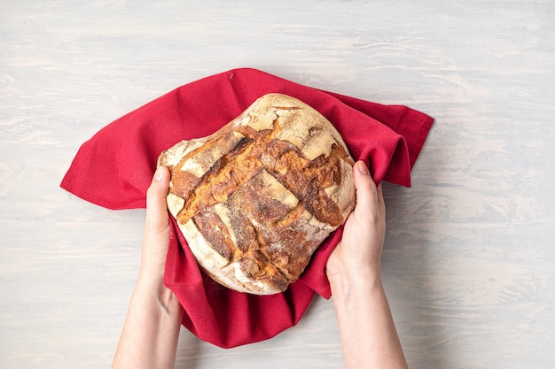 Pão caseiro orgânico fresco. Uma alimentação saudável, compre o conceito de receitas de pão local. Vista superior, configuração plana