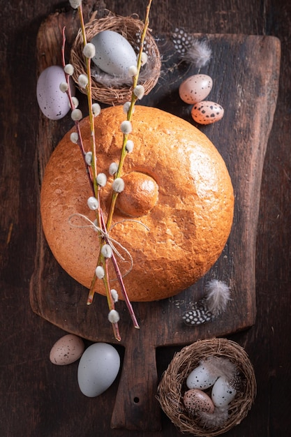 Pão caseiro para sopa de Páscoa como uma tigela comestível