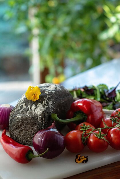 Pão caseiro recém-assado com tinta de choco e vegetais orgânicos de fazenda tomate cebola páprica Foco seletivo suave