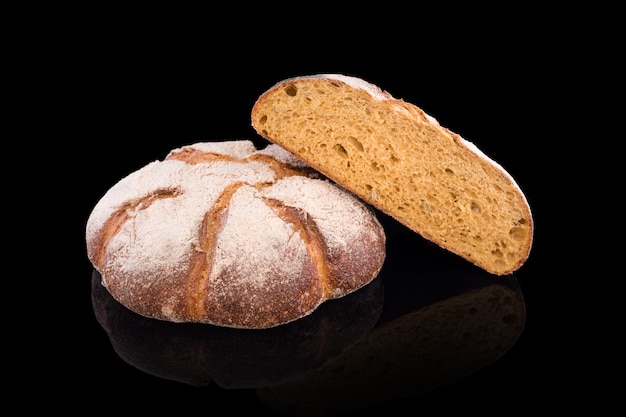 Pão caseiro recém-assado isolado em pão preto fresco de arruda