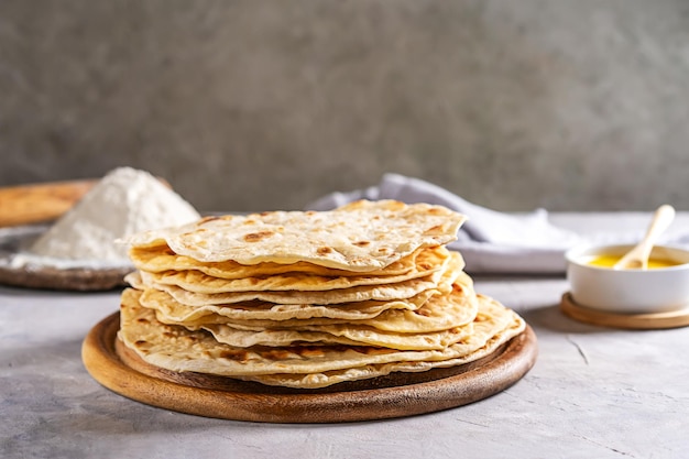 Pão chato indiano caseiro Chapati ou Roti feito com água de farinha de manteiga ghee