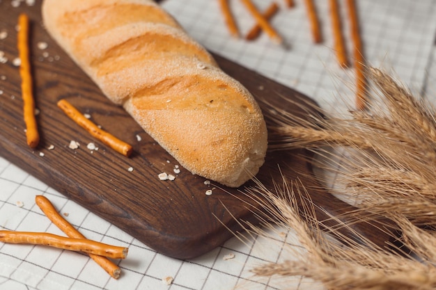 Pão ciabatta com espigas de trigo.