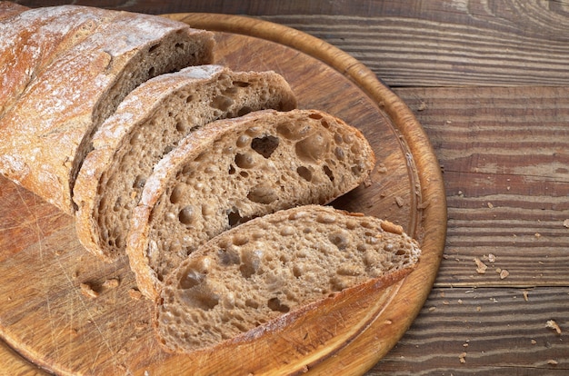 Pão ciabatta fatiado na tábua de cortar