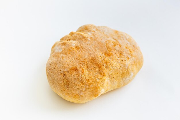 Pão ciabatta fresco em um fundo branco