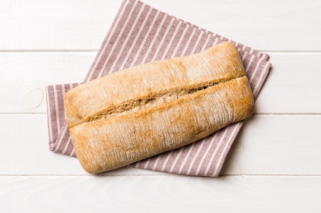Pão ciabatta fresco no guardanapo no fundo rústico vista superior do pão italiano