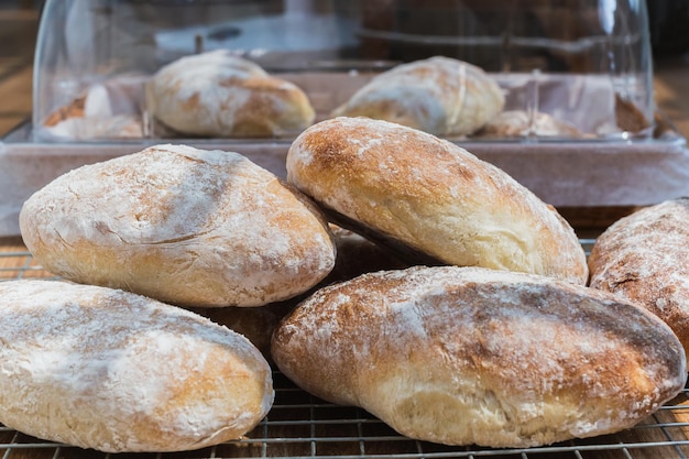 Pão ciabatta italiano caseiro fresco na padaria da cozinha