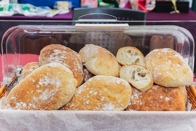 Pão ciabatta italiano caseiro fresco na padaria da cozinha