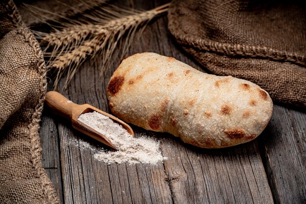 Pão ciabatta na madeira apresentada. comida saudável