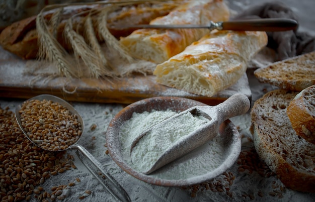 Pão com acessórios de cozinha em cima da mesa