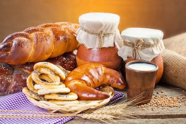 Pão com acessórios de cozinha em cima da mesa