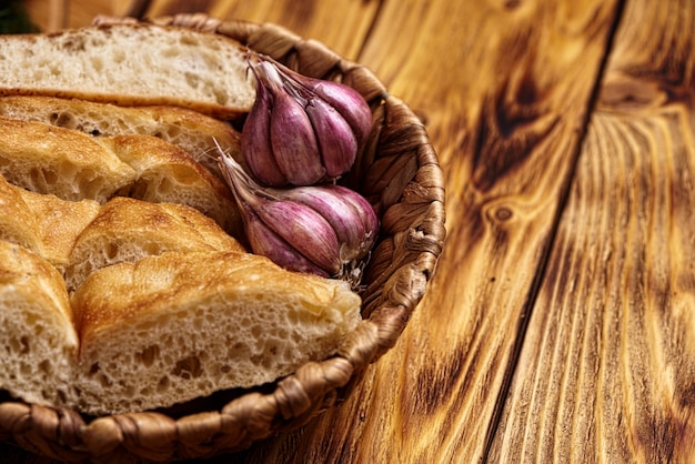 Pão com alho na tigela de vime