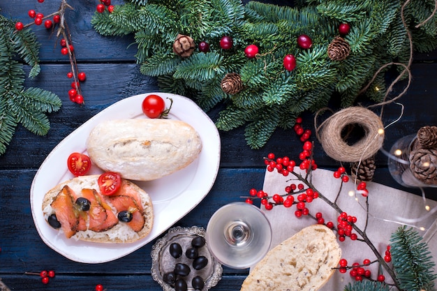 pão com arroz peixe vermelho, um copo de vinho branco, uma árvore de Natal