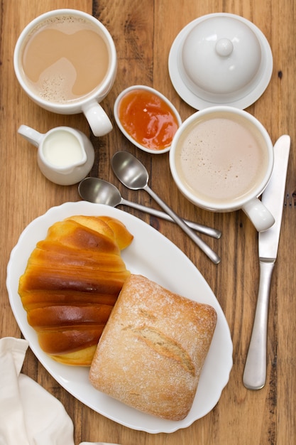 Pão com café em madeira marrom