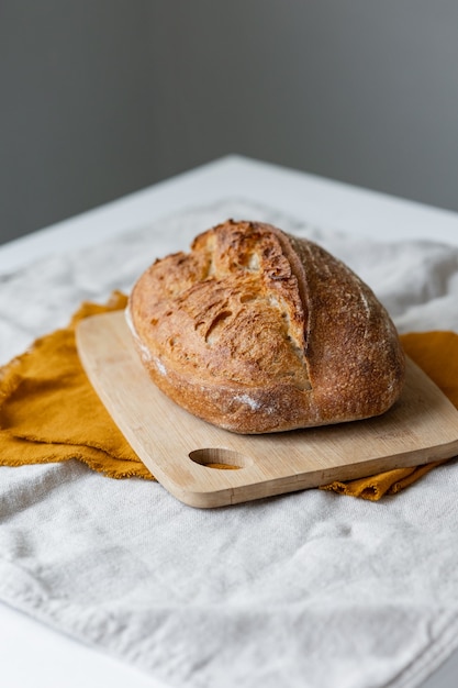 Pão com crosta crocante é lindo e apetitoso pão delicioso repousa sobre uma tábua de madeira