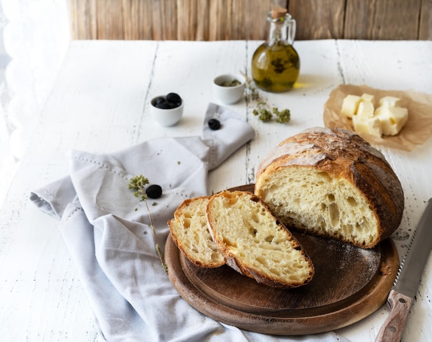 Pão com ervas e óleo em estilo rústico