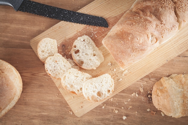 Pão com faca na tábua de cortar.