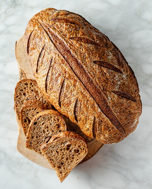 Pão com malte sourdough na superfície de mármore cinza