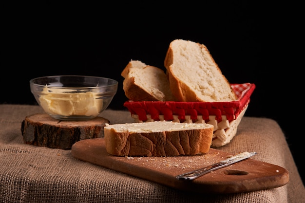 Pão com manteiga. Conceito de comida caseira.