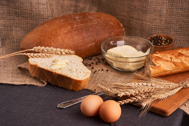 Pão com manteiga. Conceito de comida caseira