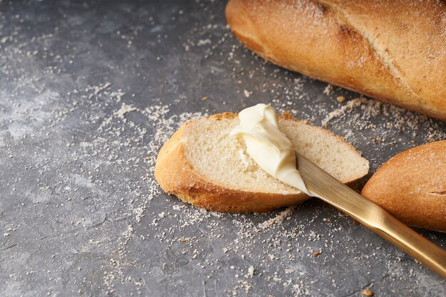 Pão com manteiga, sanduíche nutritivo no café da manhã baguete francesa crocante