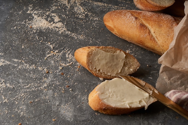 Pão com manteiga, sanduíche nutritivo no café da manhã baguete francesa crocante