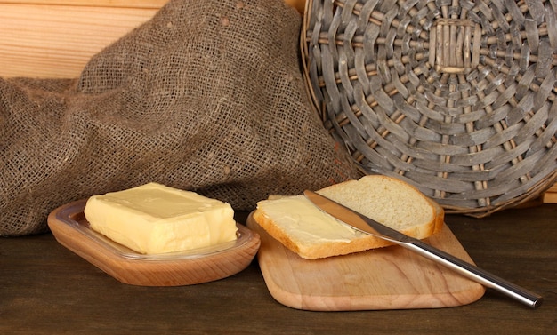 Pão com óleo vegetal em fundo de madeira