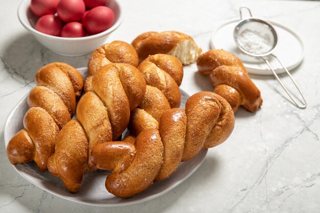 Pão com ovos de Páscoa em um prato