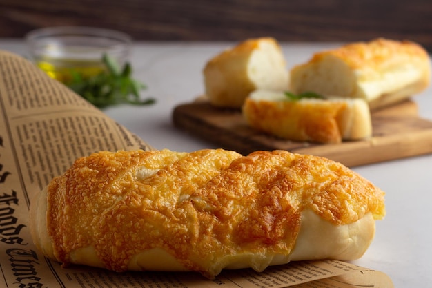 Pão com queijo gratinado no foco seletivo superior