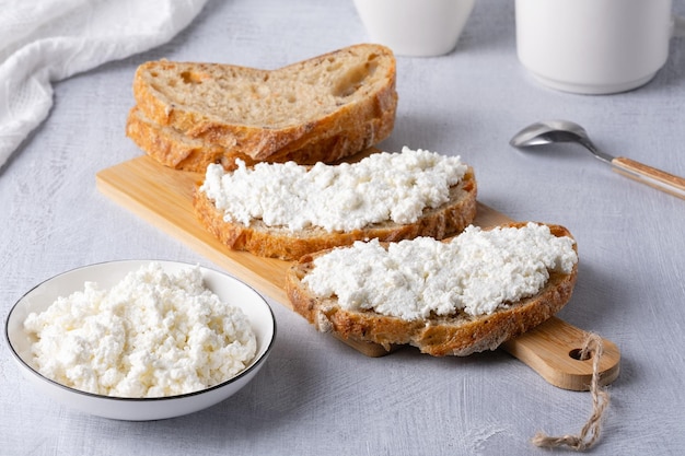 Pão com requeijão na tábua de madeira