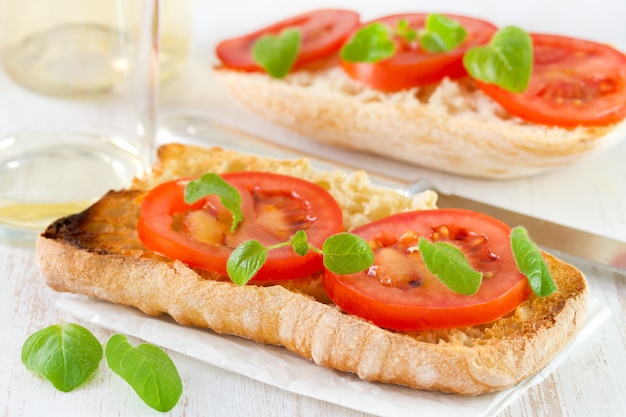 Pão com tomate fresco