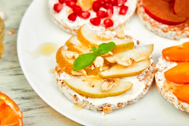 Pão crisp arroz lanche saudável com frutas tropicais