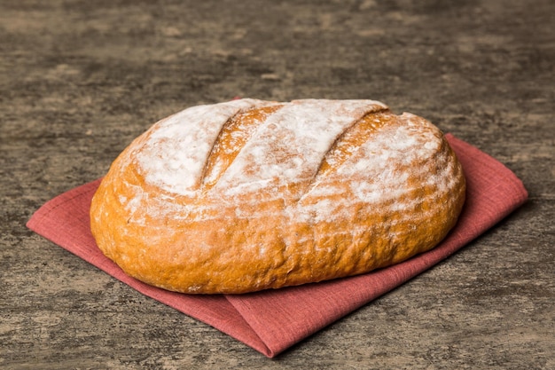 Pão crocante caseiro fresco na vista superior do guardanapo Pão ázimo saudável Pão francês Vista superior Produtos de padaria