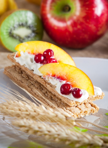 Pão crocante com frutas frescas e queijo