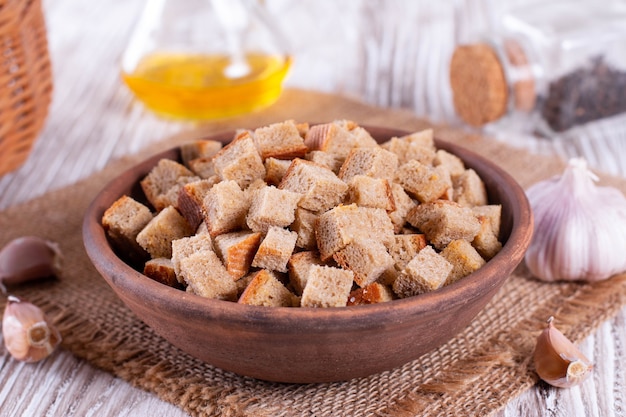 Pão, croutons caseiros com alho, comida