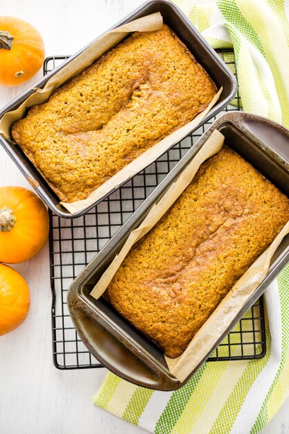 Pão de abóbora caseiro direto do forno na prateleira de secagem.