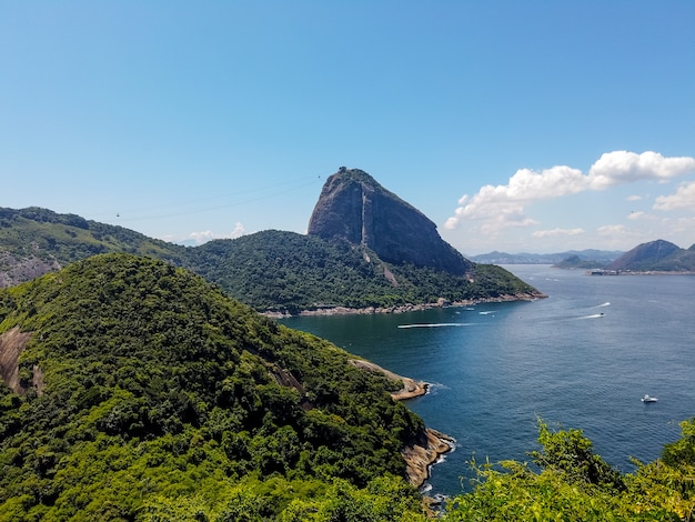 Foto pão de açúcar visto de um ângulo diferente no rio de janeiro.