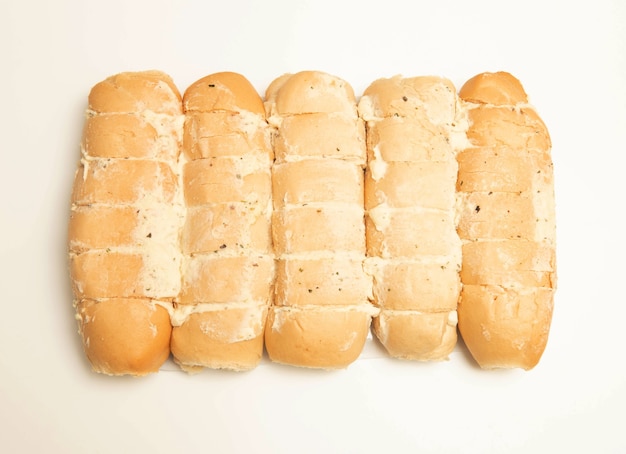 Foto pão de algo cru no fundo branco.